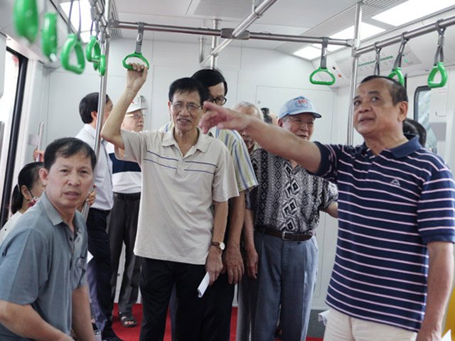 Tin tức trong ngày - Người dân tranh luận "nảy lửa" trên tàu điện mẫu