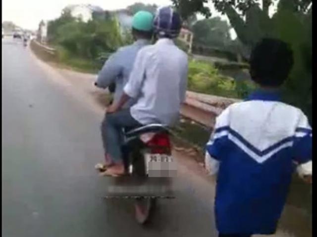 Tin tức trong ngày - Clip: Xích con vào xe máy kéo trên đường vì… game