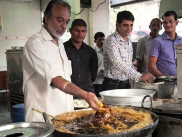 Phi thường - kỳ quặc - Sốc với đầu bếp dùng tay không chiên cá trong dầu sôi