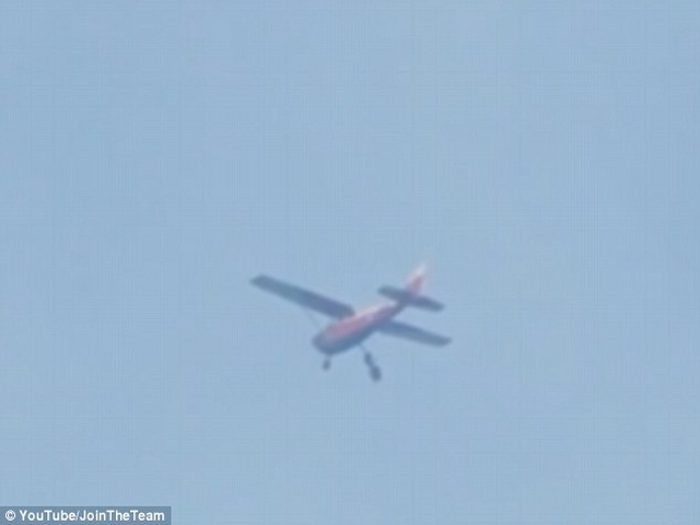 Thế giới - Video: Nhảy dù, mắc kẹt dưới máy bay suốt 30 phút