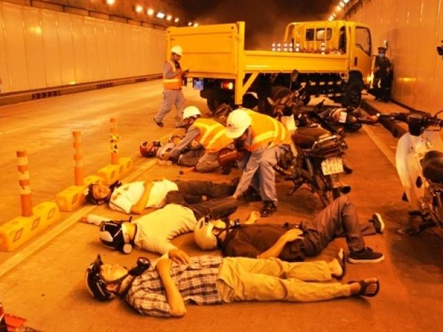Tin tức Việt Nam - Diễn tập dập lửa, cứu người trong hầm vượt sông Sài Gòn