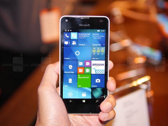 Trên tay smartphone giá rẻ Lumia 550