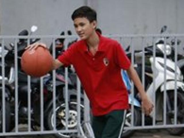 Đời sống Showbiz - Hot boy "Hoa vàng, cỏ xanh" say mê trên sân bóng