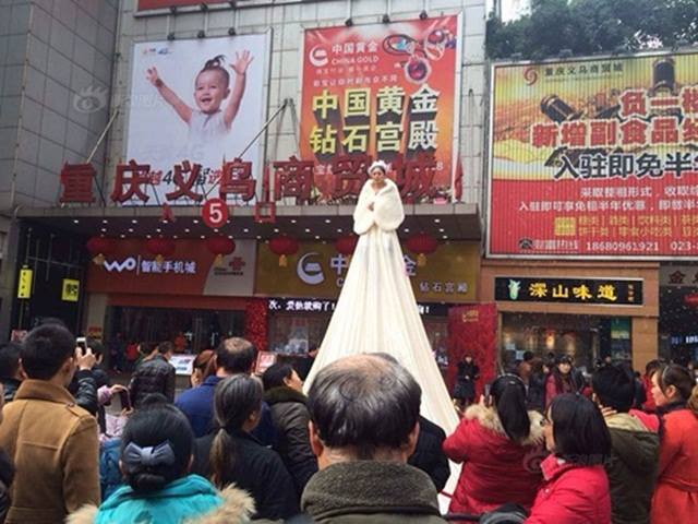 Bạn trẻ - Cuộc sống - Thiếu nữ hóa người khổng lồ gây "xôn xao" dân mạng