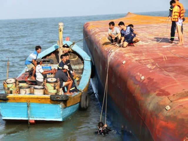 Tin tức trong ngày - Toàn cảnh ngày đầu cứu hộ tàu hàng chìm ở Cần Giờ