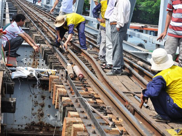 Tin tức trong ngày - Sà lan đâm chệch đường ray xe lửa trên cầu sắt 100 tuổi