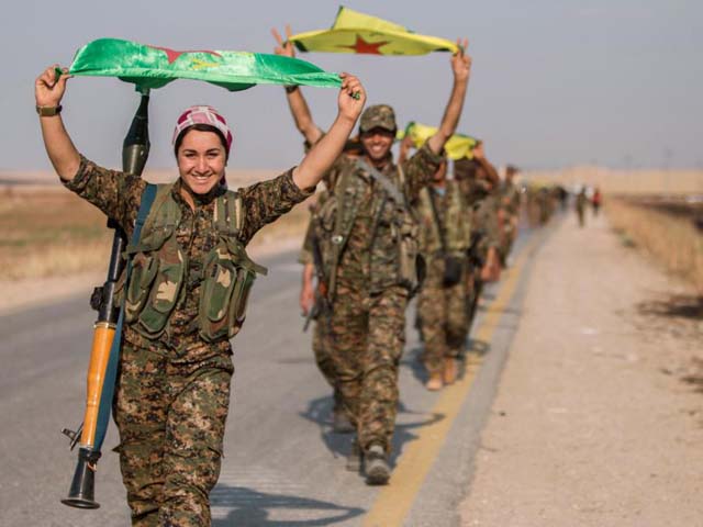 Thế giới - Vẻ đẹp của "những đóa hồng gai" cầm súng chống IS