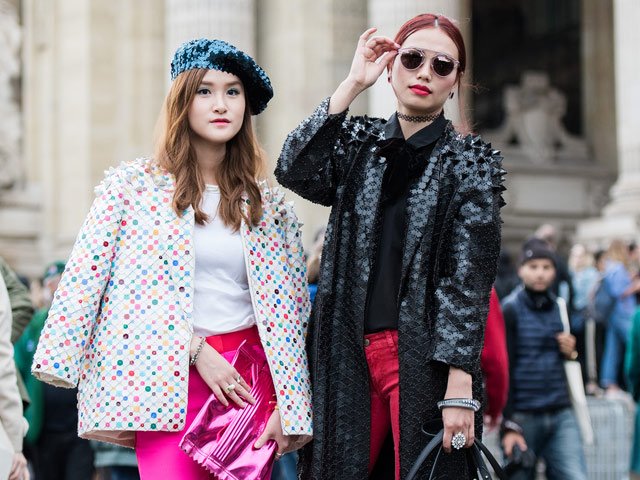 Bộ đôi fashionisa Việt "nổi bần bật" trên phố Paris
