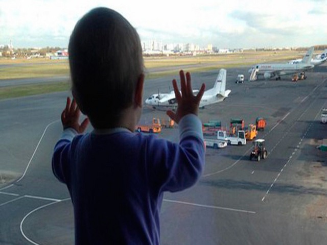 Bé 10 tháng tuổi thành biểu tượng thảm kịch máy bay Nga