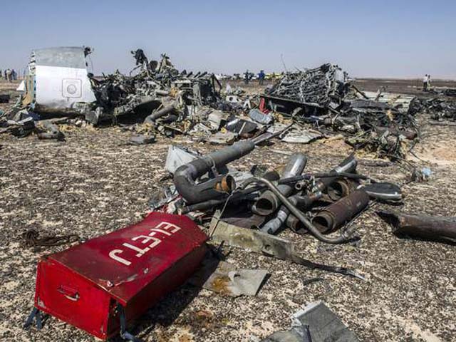 Dấu hiệu bị đánh bom trên mảnh vỡ máy bay Nga xấu số