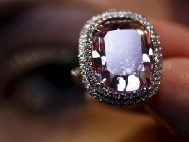 Thị trường - Tiêu dùng - Nhìn gần viên kim cương được 'hét giá' hơn 500 tỷ đồng