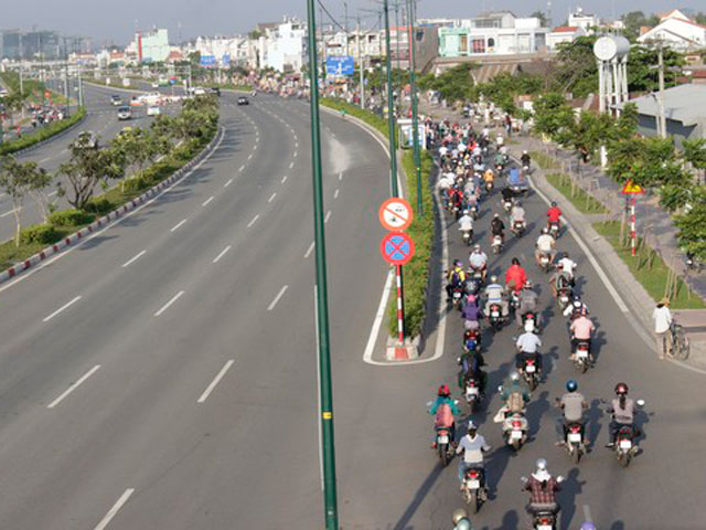 Tin tức trong ngày - Nghịch cảnh: Làn xe máy chen nhau, làn ô tô trống trải