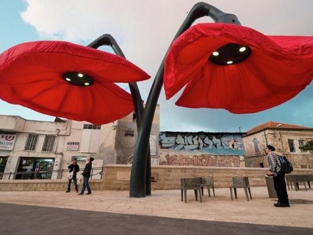 Phi thường - kỳ quặc - Kỳ lạ: Những chiếc đèn "nở hoa" khi thấy người