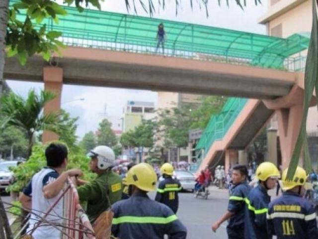 Tin tức trong ngày - Bất chấp can ngăn, cô gái vẫn lao đầu từ trên cầu xuống đất