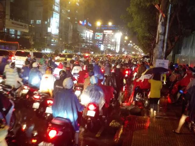 Tin tức trong ngày - Người Sài Gòn đội mưa lớn, lội nước ngập giờ tan tầm
