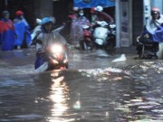 Tin tức trong ngày - Ảnh: Mưa lớn, Sài Gòn lại ngập trong &quot;biển nước&quot;