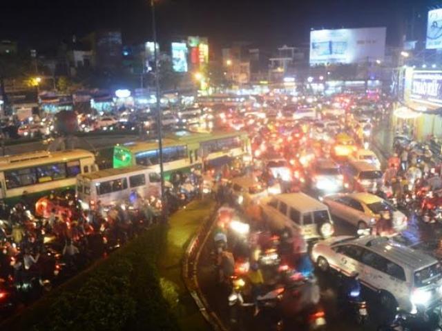 Tin tức trong ngày - Sân bay Tân Sơn Nhất "tê liệt" vì mưa giông