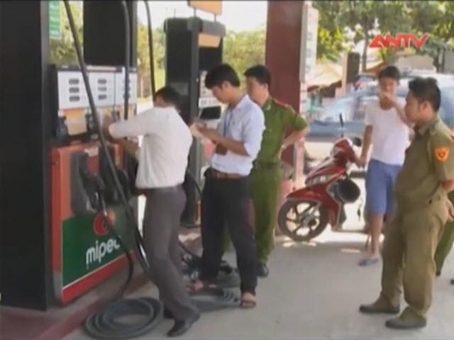 Tin tức trong ngày - Công an "bắt sống" nhân viên cây xăng gian lận