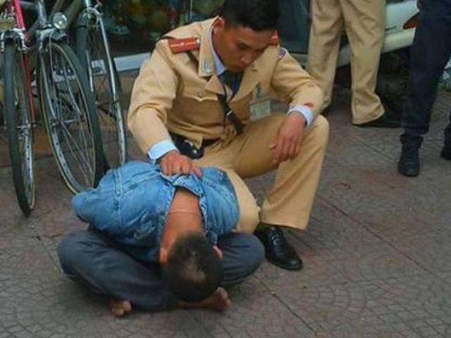 Pháp luật - Khống chế kẻ vung điếu cày dọa đánh người dân, cảnh sát