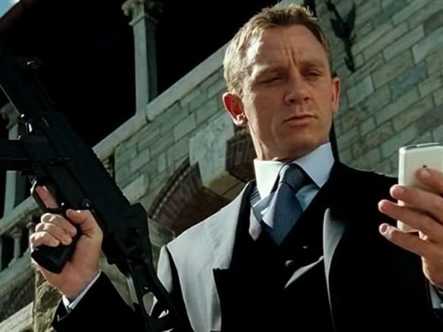 Dế sắp ra lò - Điệp viên 007 từ chối dùng điện thoại Sony và Samsung trong phim