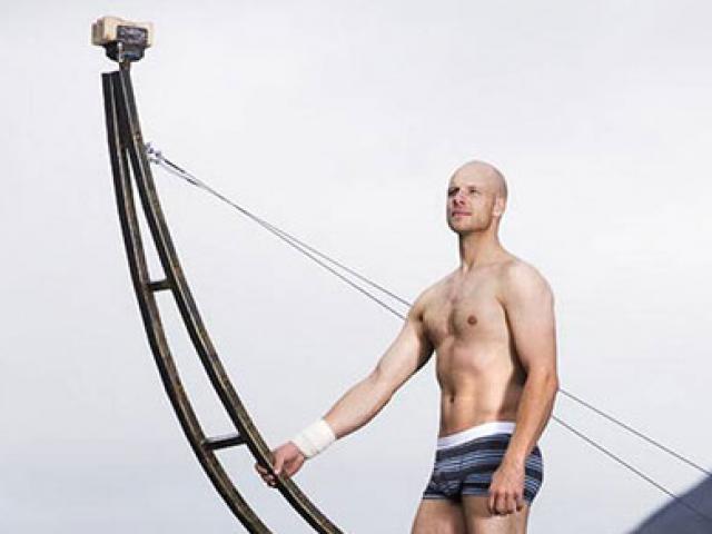 Phi thường - kỳ quặc - “Dị nhân” đi xe 1 bánh trên vách núi cao 1.400 mét