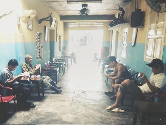 Bạn trẻ - Cuộc sống - Bức ảnh cho thấy cách đọc báo khác biệt của hai thế hệ