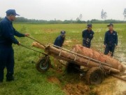 Tin tức trong ngày - Phát hiện quả bom &quot;khủng&quot; nặng gần 1 tấn ở ruộng lúa