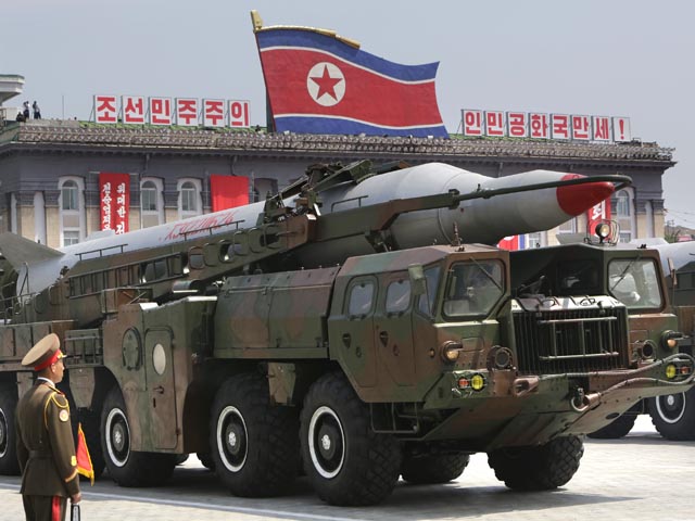 Thế giới - Kim Jong-un ra lệnh sản xuất thêm tên lửa phòng không tối tân