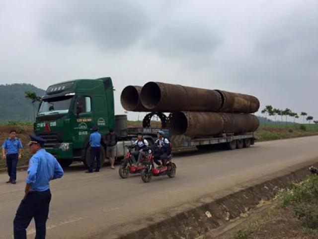 Tin tức Việt Nam - Tài xế bỏ xe "khủng" chạy trốn thanh tra giao thông