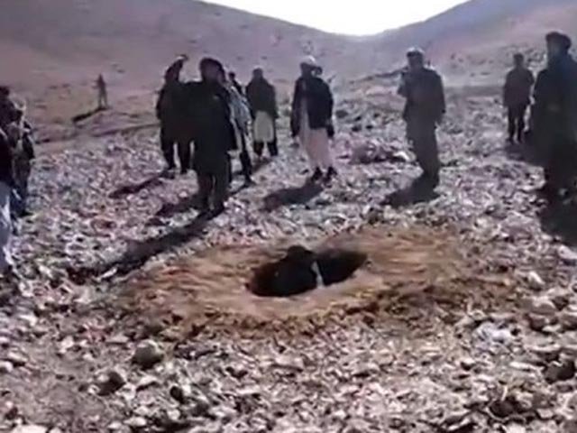 Thế giới - Taliban ném đá đến chết cô gái trẻ ngoại tình