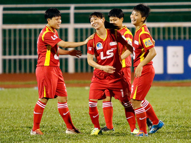 Bóng đá Việt Nam - Đội bóng đá nữ TP HCM "đánh tennis" với Hong Kong (TQ)