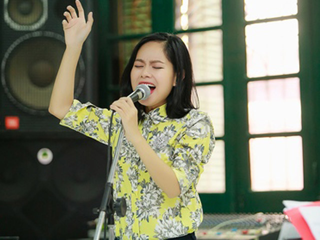 Sao ngoại-sao nội - Hoàng Quyên cởi giầy, miệt mài tập hát