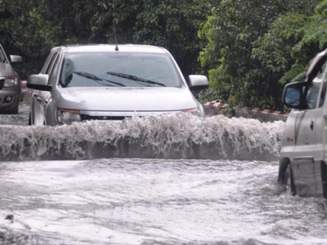 Ảnh: Sóng nước dữ dội trên phố Sài Gòn sau mưa