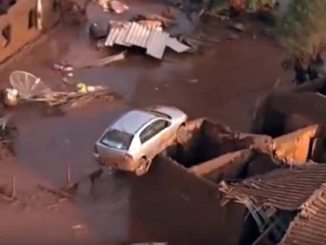 Thế giới - Ô tô mắc trên mái nhà sau lũ do vỡ đập ở Brazil