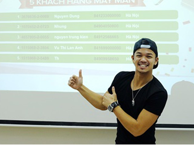 Tin tức ca nhạc - Trọng Hiếu Idol cười tít mắt khi bấm số trúng thưởng