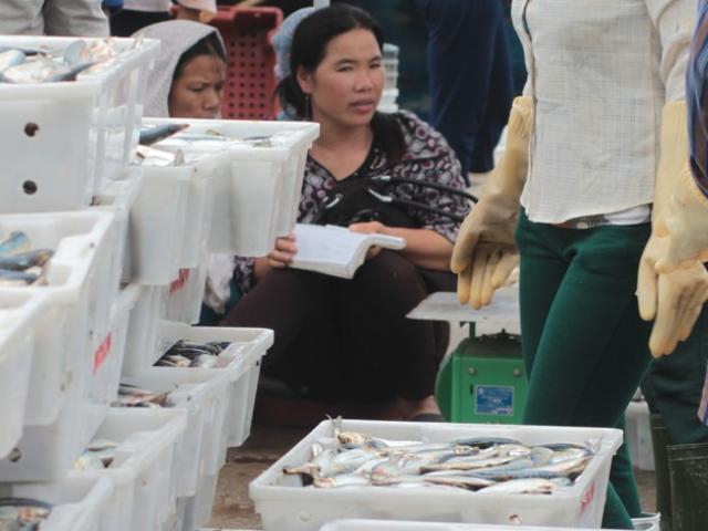 Thị trường - Tiêu dùng - Giảm giá xăng dầu, người dân "mừng hụt"