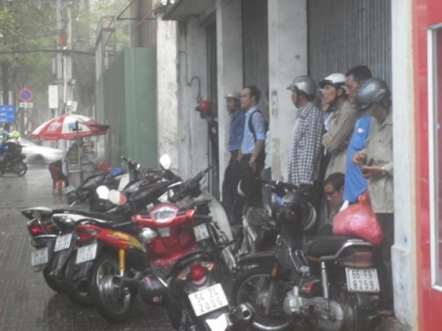 Tin tức trong ngày - Bị mái hiên nhà đè chết khi đang trú mưa