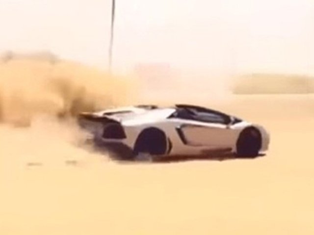Ô tô - Xe máy - "Dân chơi" Trung Đông cho Lamborghini Aventador "bơi" trên cát