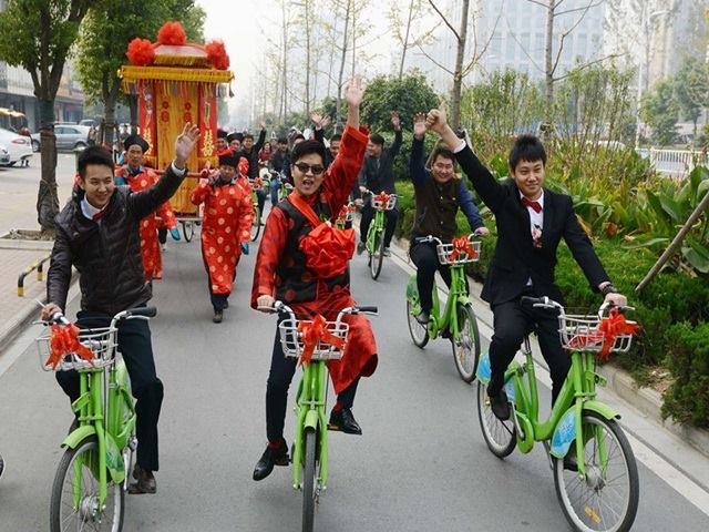 Bạn trẻ - Cuộc sống - Chú rể rước dâu bằng kiệu 8 người khiêng