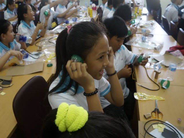 TP.HCM: Học sinh tập làm tai nghe từ phế liệu