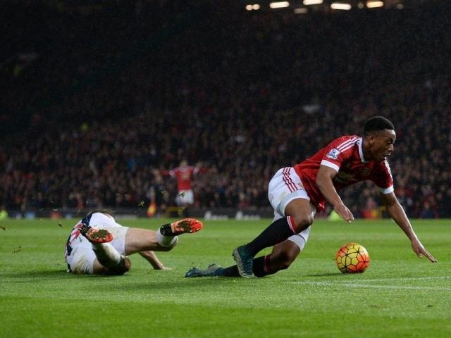 Bóng đá - Tin HOT tối 8/11: Martial thành "Vua câu thẻ"