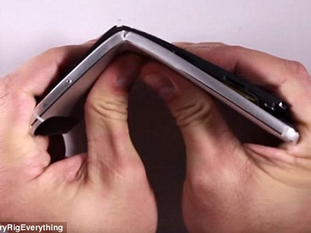 Dế sắp ra lò - Video: Google Nexus 6P quá "lởm", bẻ nhẹ đã gãy đôi