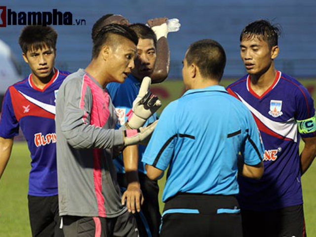 Bóng đá - Clip: Trọng tài Việt Nam bị cầu thủ Myanmar hành hung
