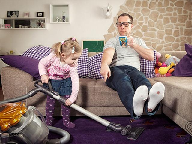 Bạn trẻ - Cuộc sống - Clip: Chết cười bố "đảm" chăm con khi mẹ vắng nhà