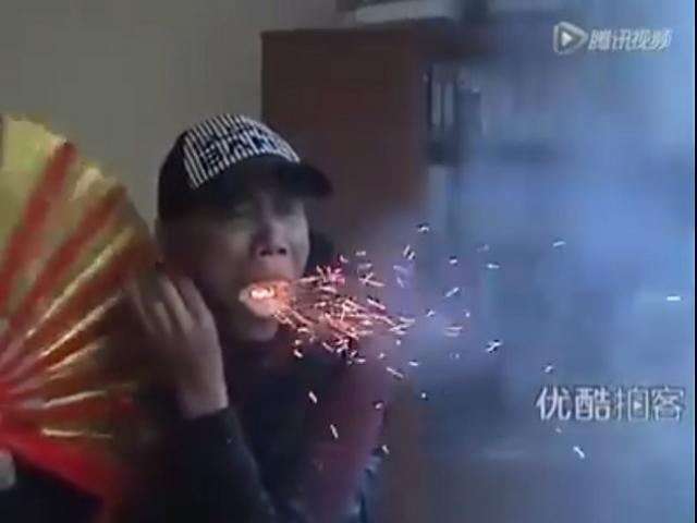 Phi thường - kỳ quặc - Video: Người đàn ông có khả năng "thổi ra lửa"