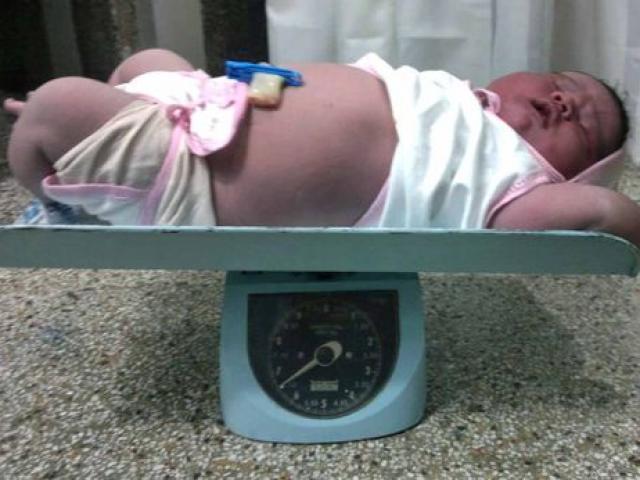 Sức khỏe đời sống - Kinh ngạc bà mẹ sinh lần thứ 9 đứa con nặng gần 7 kg