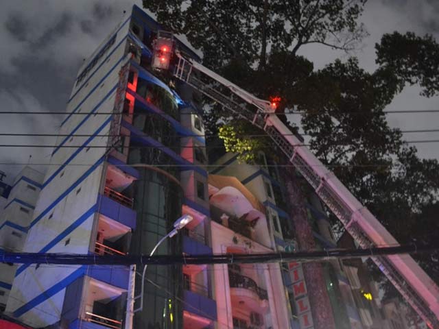 Tin tức trong ngày - Cứu 11 người mắc kẹt trong khách sạn cháy giữa TPHCM