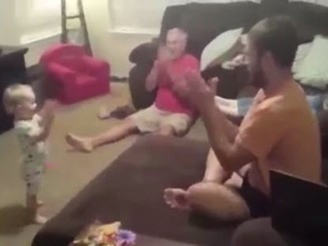 Bạn trẻ - Cuộc sống - Clip: Cả nhà bắt chước làm theo hành động của bé