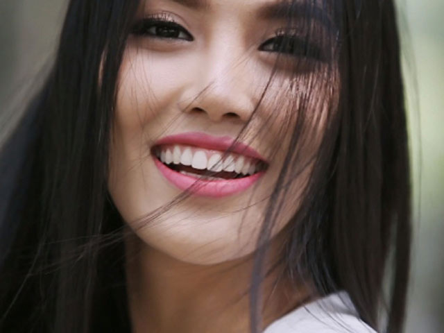 Người mẫu - Hoa hậu - Lan Khuê tung clip nói tiếng Anh lưu loát, truyền cảm