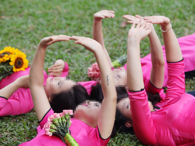 Bạn trẻ - Cuộc sống - Bất chấp biển cấm, nữ sinh vẫn ngồi lên cỏ chụp kỷ yếu